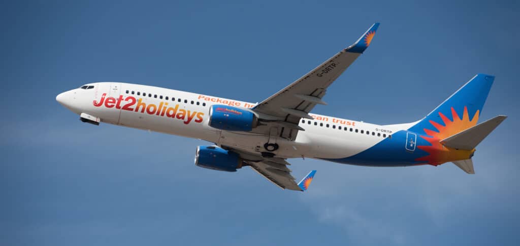Montage photo montrant le logo de Jet2, la chanteuse Jess Glynne, et une capture d'écran d'une vidéo TikTok utilisant le son viral "Nothing beats a Jet2 holiday".