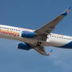 Montage photo montrant le logo de Jet2, la chanteuse Jess Glynne, et une capture d'écran d'une vidéo TikTok utilisant le son viral "Nothing beats a Jet2 holiday".