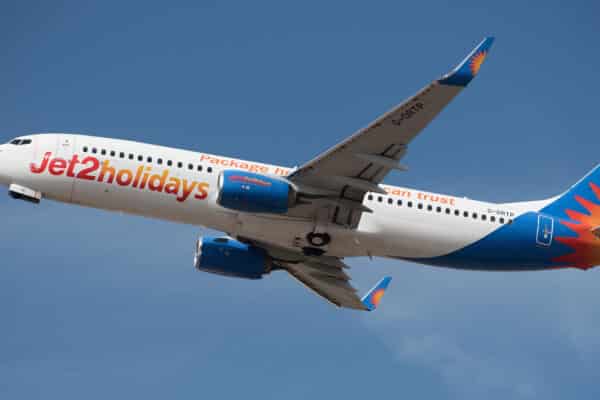 Montage photo montrant le logo de Jet2, la chanteuse Jess Glynne, et une capture d'écran d'une vidéo TikTok utilisant le son viral "Nothing beats a Jet2 holiday".