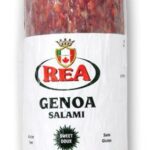 Assortiment de salamis et de cacciatore de différentes marques sur une planche à découper, avec un signe d'avertissement de rappel superposé.