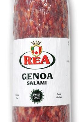 Assortiment de salamis et de cacciatore de différentes marques sur une planche à découper, avec un signe d'avertissement de rappel superposé.