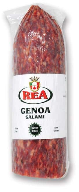 Assortiment de salamis et de cacciatore de différentes marques sur une planche à découper, avec un signe d'avertissement de rappel superposé.