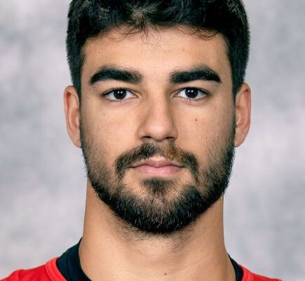 Joe Veleno, attaquant québécois, signe son contrat d'un an avec les Canadiens de Montréal dans les bureaux de l'équipe.