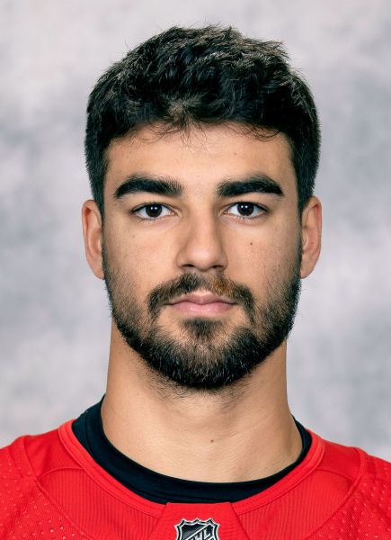 Joe Veleno, attaquant québécois, signe son contrat d'un an avec les Canadiens de Montréal dans les bureaux de l'équipe.